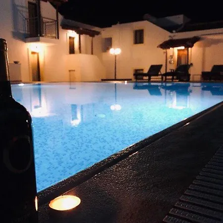 Wonderful Skiathos Two Bedroom Parisis Short Walk To Beachl Vilă Troulos